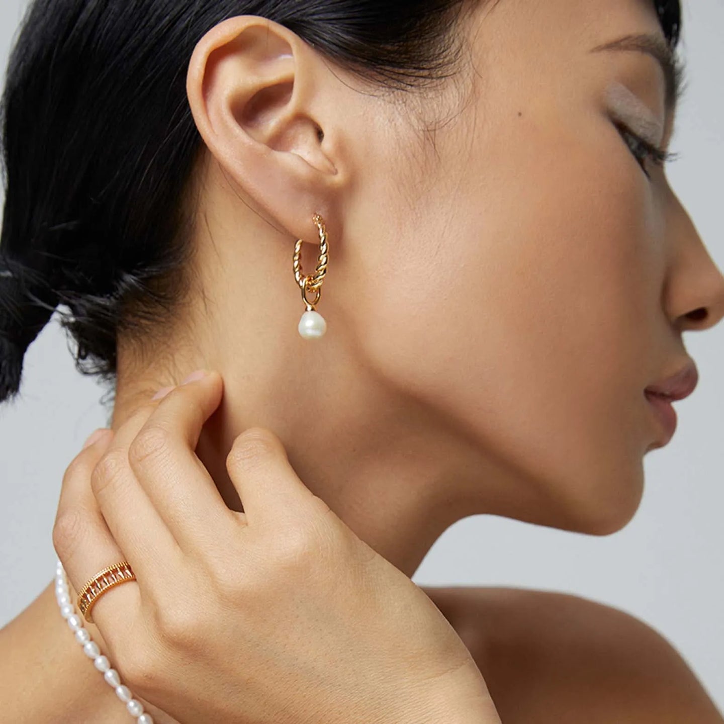 Detachable twist hoop pearl earrings - Angel Barocco